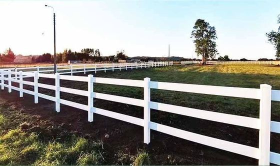 Barrière blanche For Livestock de ferme de vinyle de 3 rails des rails 4