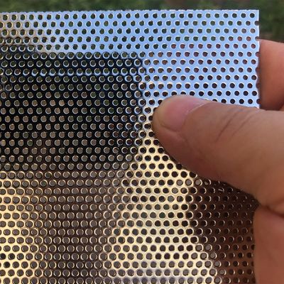 En acier inoxydable, petit trou perforé pour la grille de haut-parleur