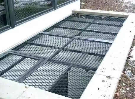 Couverture de puits de fenêtre en treillis métallique diamanté robuste conçue pour une capacité de charge élevée