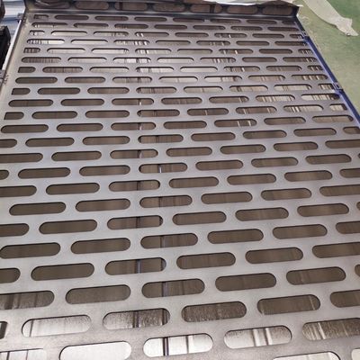 Panneau métallique perforé à trous oblongs en aluminium pour façades décoratives