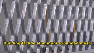 Quel est le traitement de surface du treillis métallique déployé en aluminium ?