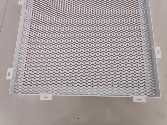 Maille métallique déployée thermolaquée blanche pour façades murales