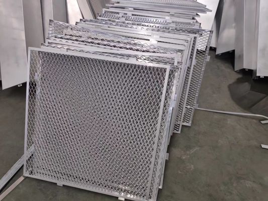 Maille métallique déployée thermolaquée blanche pour façades murales