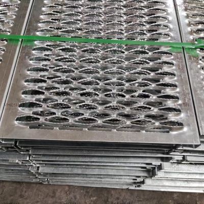 Fabrique personnalisée grille de chemin de fer métallique à diamants dentelés