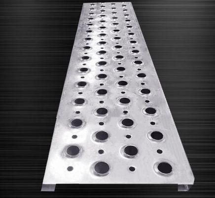 Fabrique personnalisée grille de chemin de fer métallique à diamants dentelés