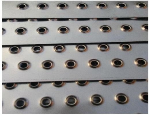 Les grilles de sécurité de la planche à appui fournissent une surface antidérapante pour les plates-formes