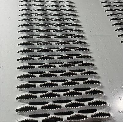 Les grilles de sécurité de la planche à appui fournissent une surface antidérapante pour les plates-formes