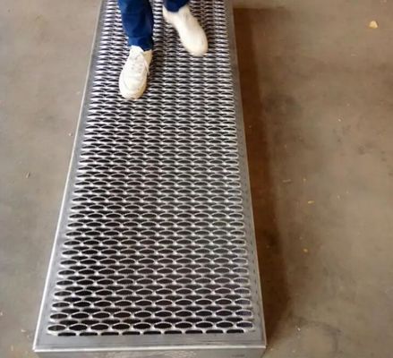 Panneaux de sécurité pour les allées métalliques à grille perforée