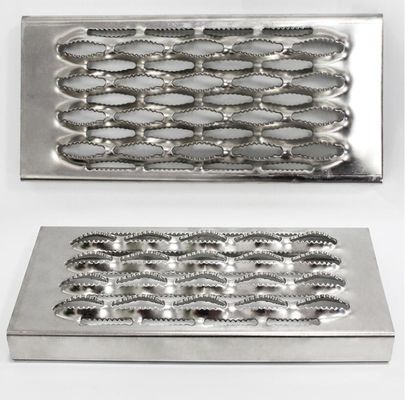Panneaux de sécurité pour les allées métalliques à grille perforée