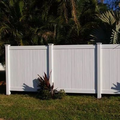 Prix d'usine Panneau de protection de la vie privée en PVC blanc pour clôture de jardin extérieur