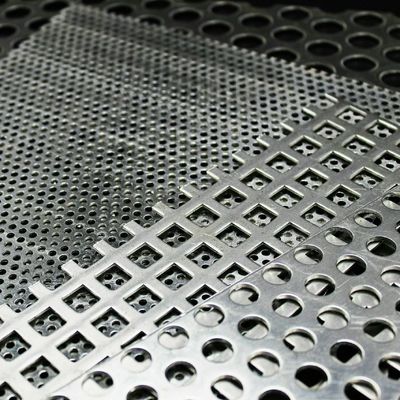 PVDF décoratif en aluminium carré trou perforé en maille métallique pour rideau mural