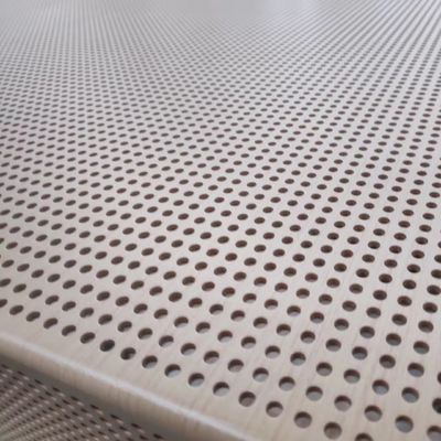 Le revêtement de maille métallique perforée décorative en aluminium léger architectural