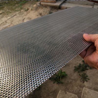 Panneaux perforés en aluminium revêtus de PVDF pour façades architecturales