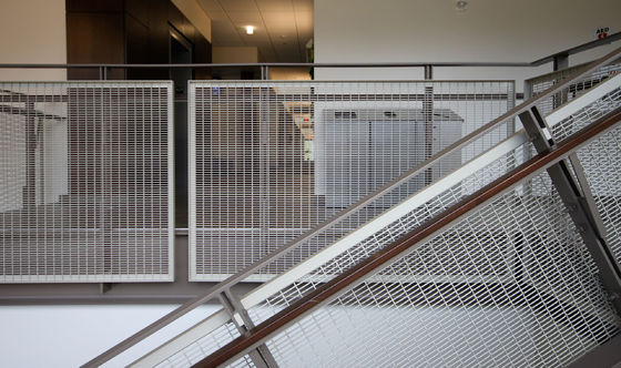 Grillage de sécurité serti tissé anti-corrosion pour l'intérieur et l'extérieur, avec conception de trous personnalisée, pour clôtures et garde-corps