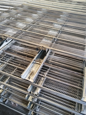 Coffrage permanent en treillis d'acier galvanisé pour joints de construction en béton