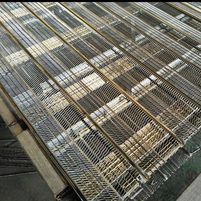 Coffrage et étaiement faciles pour structure de coulage de ciment avec treillis anti-fissuration