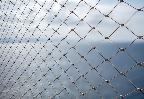 Filet de câble en acier inoxydable souple avec angles d'ouverture de maille de 60° et finition galvanisée polie pour la protection des bâtiments