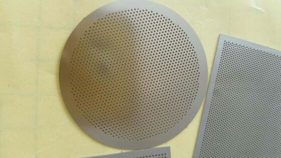 Disque filtrant à filet fin à profil fin et gravé pour la filtration pharmaceutique