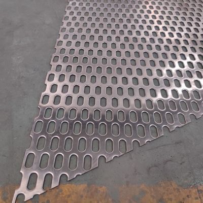 Panneau métallique perforé à trous oblongs en aluminium pour façades décoratives