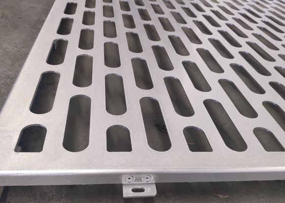 Panneau métallique perforé à trous oblongs en aluminium pour façades décoratives