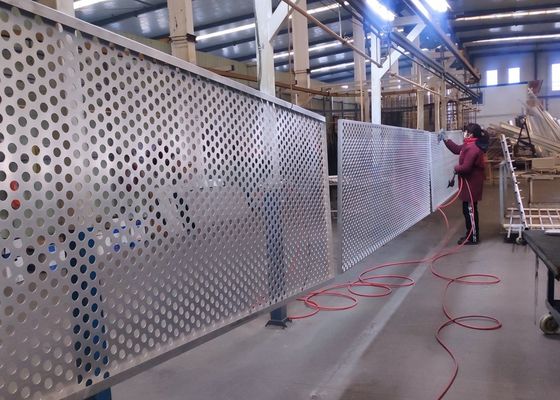 Panneaux métalliques perforés en aluminium sur mesure pour la décoration murale extérieure