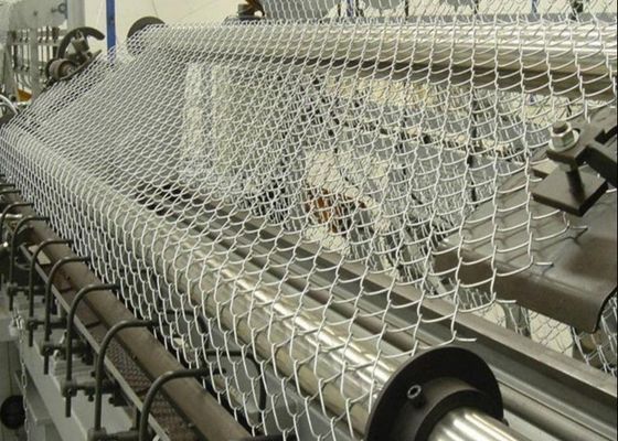 25*25mm provisoires 50*50mm Mesh Galvanized Chain Link Fence pour des sports ont classé