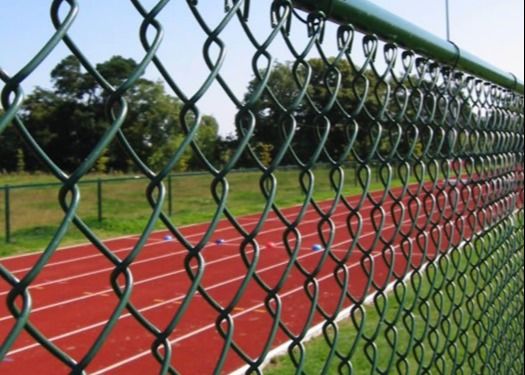 25*25mm provisoires 50*50mm Mesh Galvanized Chain Link Fence pour des sports ont classé