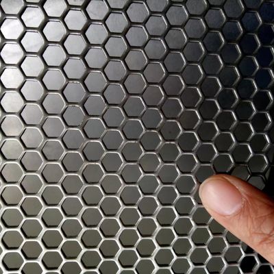 Conception personnalisée en acier inoxydable trou rond trou hexagonal feuille perforée pour boîte à haut-parleurs