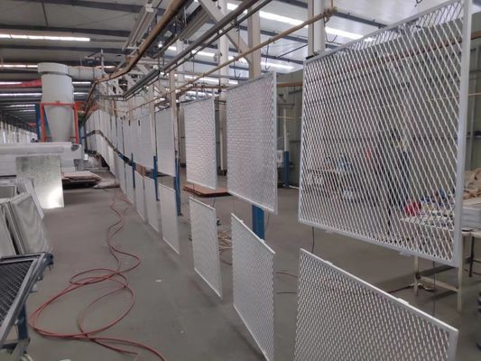 la couleur blanche de revêtement de poudre a augmenté la maille en métal pour le mur facaded