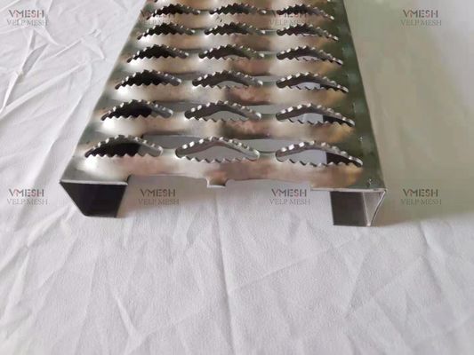 bandes de roulement d'escalier en aluminium de 3mm troquant la grille de contrefiche de poignée de plates-formes