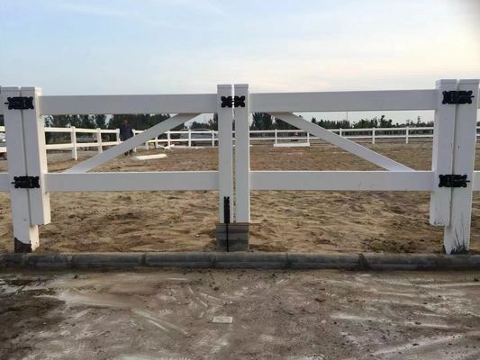 Fermeture à clôtures de rail en PVC de couleur noire et blanche stable Fermeture à clôtures de chevaux