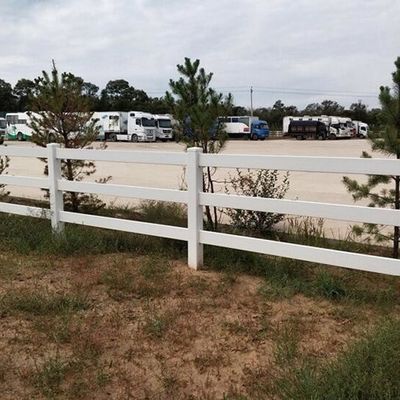 Couleur blanche 3 rails 4 rails Plastic Horse Fence Vinyl Ferme de clôture pour sécuriser
