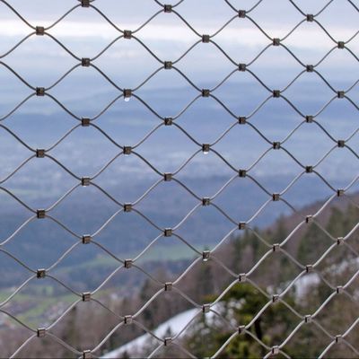 Maillage de corde en acier inoxydable flexible avec forme de trou en diamant résistant aux UV et garantie de 10 ans pour la clôture de sécurité