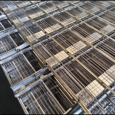 Coffrage et étaiement faciles pour structure de coulage de ciment avec treillis anti-fissuration
