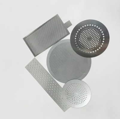 Disque filtrant à filet fin à profil fin et gravé pour la filtration pharmaceutique