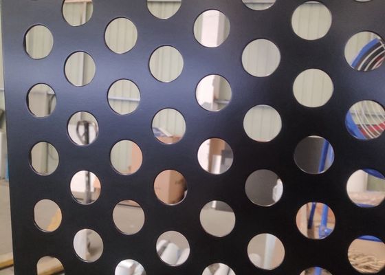 Panneaux métalliques perforés en aluminium sur mesure pour la décoration murale extérieure