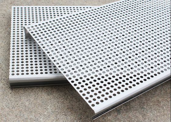 Le PVC a enduit les tuiles perforées en aluminium de plafond en métal 3003H24 suspendues