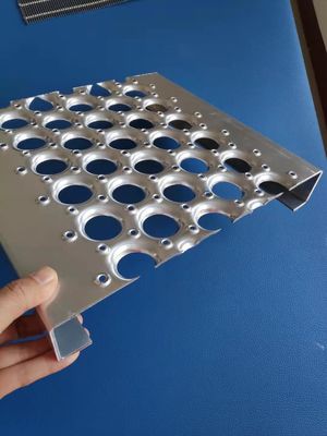 La poignée de l'acier 1.5mm de passage couvert de sécurité de toit se pavanent la forme antidérapage extérieure discordante du trou O