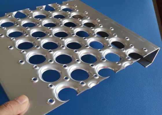 Anti sécurité de poignée de la perforation O de dessus de toit de glissement râpant la largeur de 0.5m 0.55m 0.6m