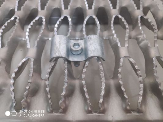 Glissement en acier de bandes de roulement d'escalier de grille de sécurité de contrefiche de Diamond Hole Shape Hdg Grip anti