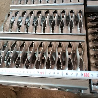 Planche antidérapage de passage couvert de mesure de Diamond Hole Galvanized Steel 10 de grille de sécurité de contrefiche de poignée